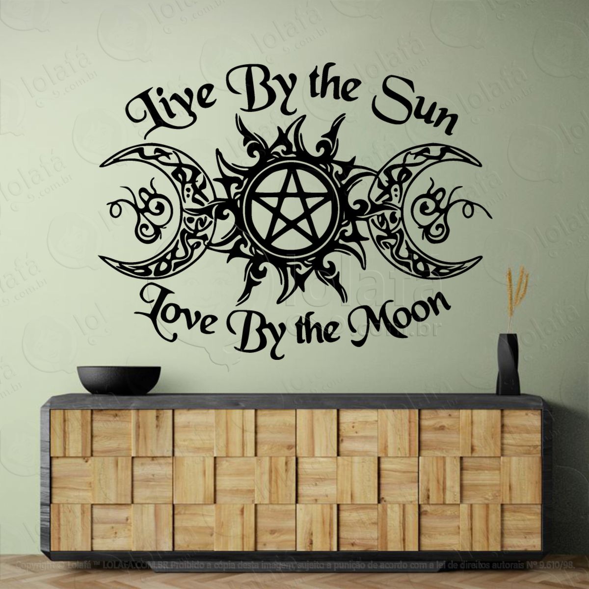 Live By the Sun Triluna Viver Pelo Sol Viver Pela Lua Adesivo de Parede Decorativo para Casa, Sala, Quarto, Vidro e Altar Ocultista Mod:195