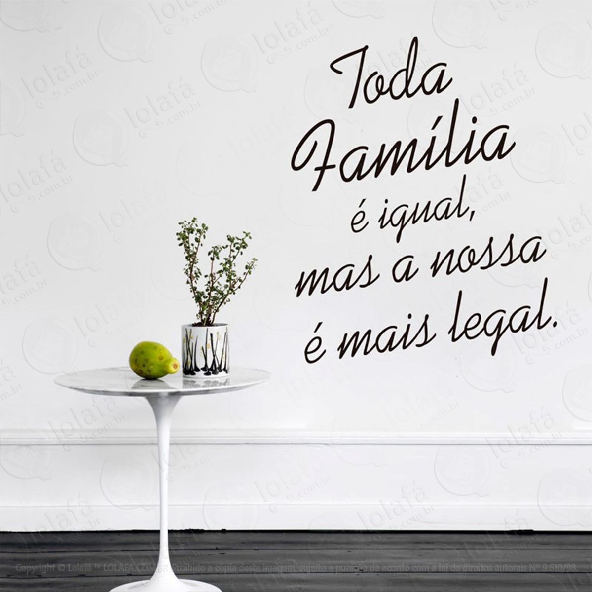Nossa Família É Adesivo de Parede Frase Personalizada para Sala, Quarto, Porta e Vidro Mod:36