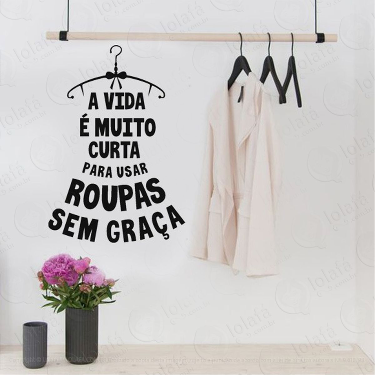Adesivo De Parede Frase Provador Cabide A Vida É Muito Curta Mod:2200